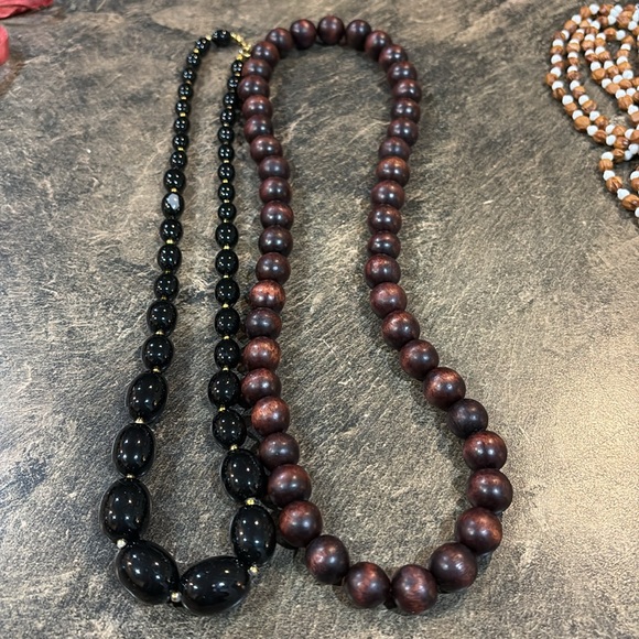 Jewelry lot miscellaneous, eight necklaces and three pins and a scarf pin - Picture 8 of 9